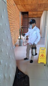 Skema Pest Control Bali sedang bekerja. Bed bug extermination bali, Pembasmi kutu busuk, pembasmi kutu kasur, tungau